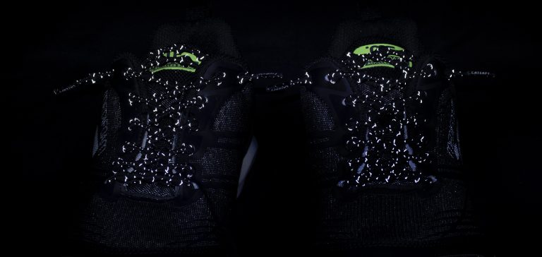 結ばない靴紐「キャタピラン+」に暗い場所で光る リフレクターモデルが登場